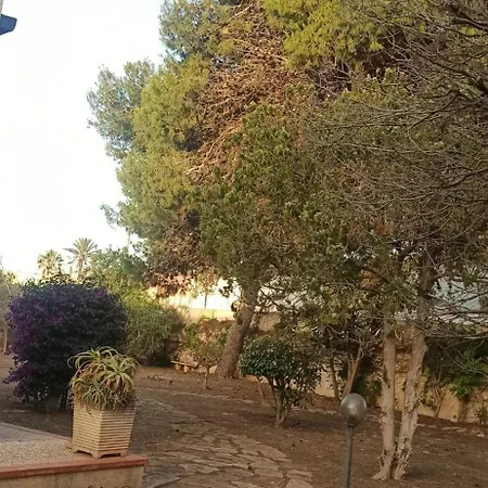 Dom wakacyjny Charming House In With Private Garden