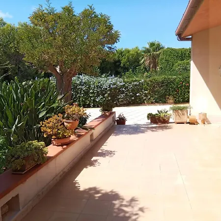 Charming House In With Private Garden بيت للعطل