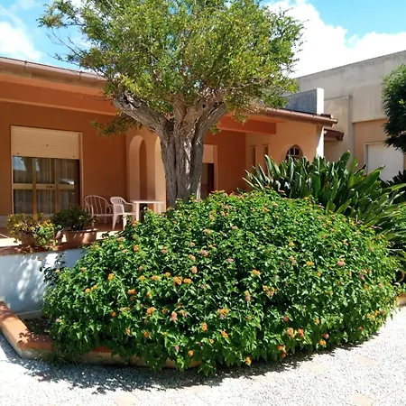 Charming House In With Private Garden بيت للعطل *