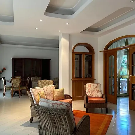 Dom wakacyjny Charming House In With Private Garden