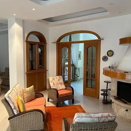 Charming House In With Private Garden
