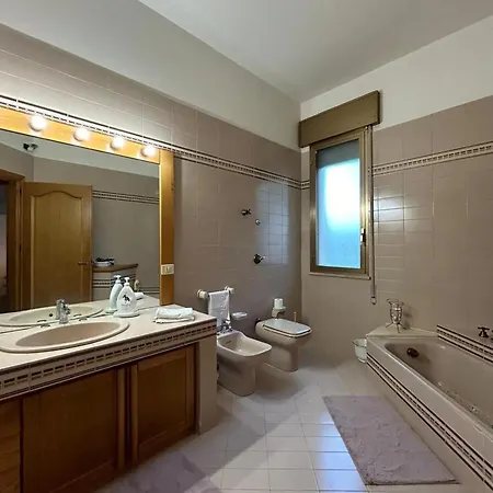 Charming House In With Private Garden Feriehus *