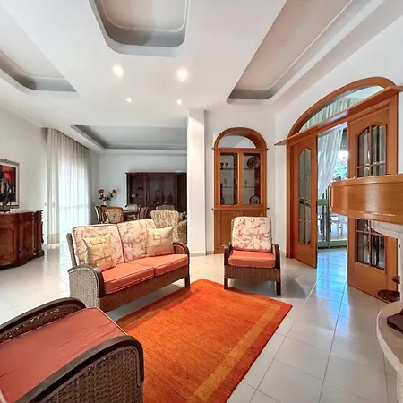 Charming House In With Private Garden *