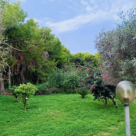 Dom wakacyjny Charming House In With Private Garden *